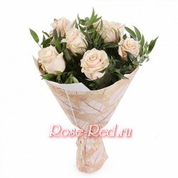 Семь кремовых роз