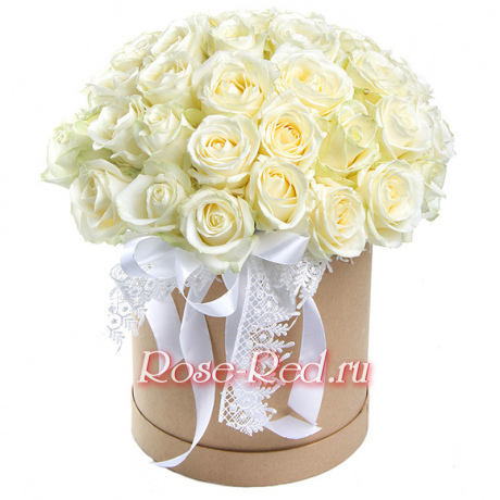 Розы белые в коробке
